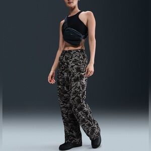 Nike Women's UV Protection Mid-Rise Woven Printed Trousers